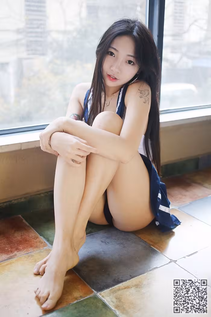 翘臀少女小月落地窗前初体验任君采撷
