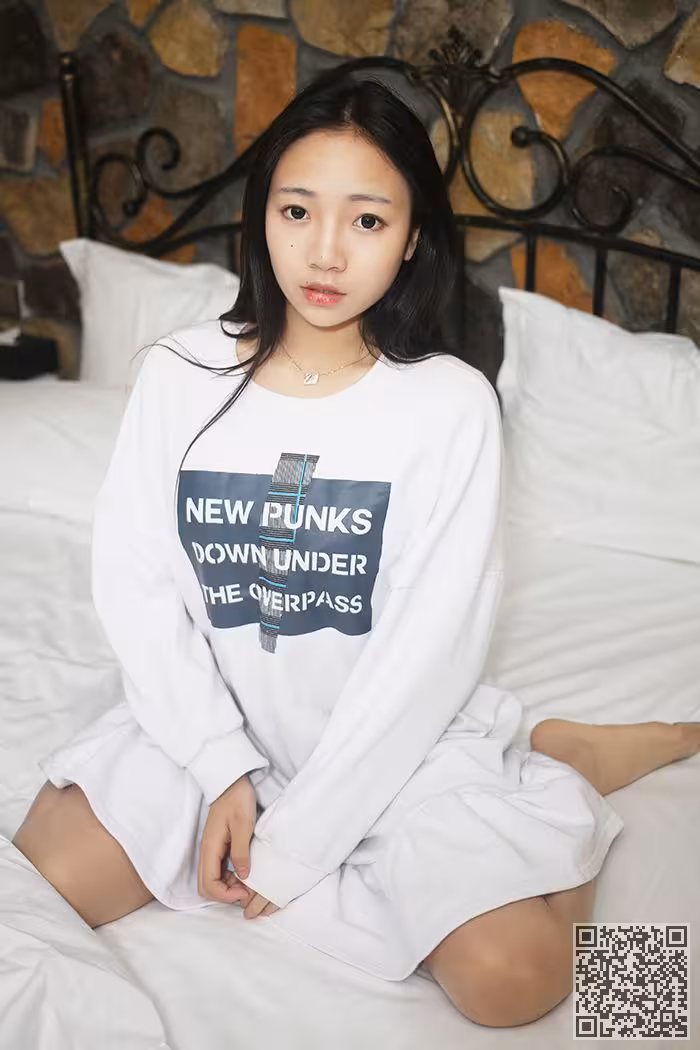 翘臀少女小月落地窗前初体验任君采撷