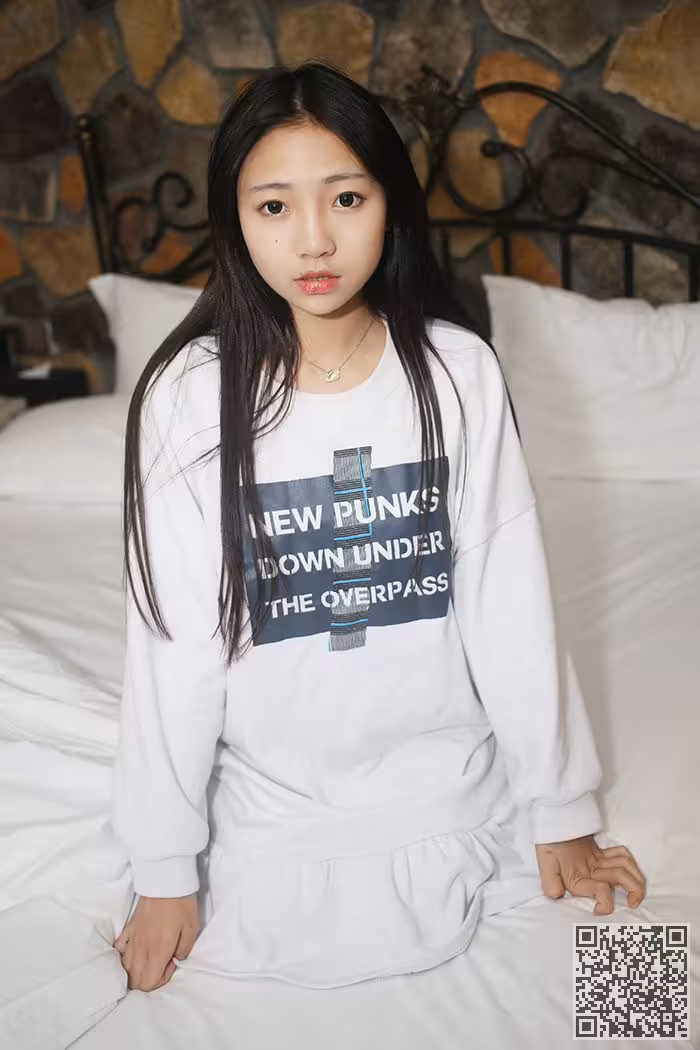 翘臀少女小月落地窗前初体验任君采撷