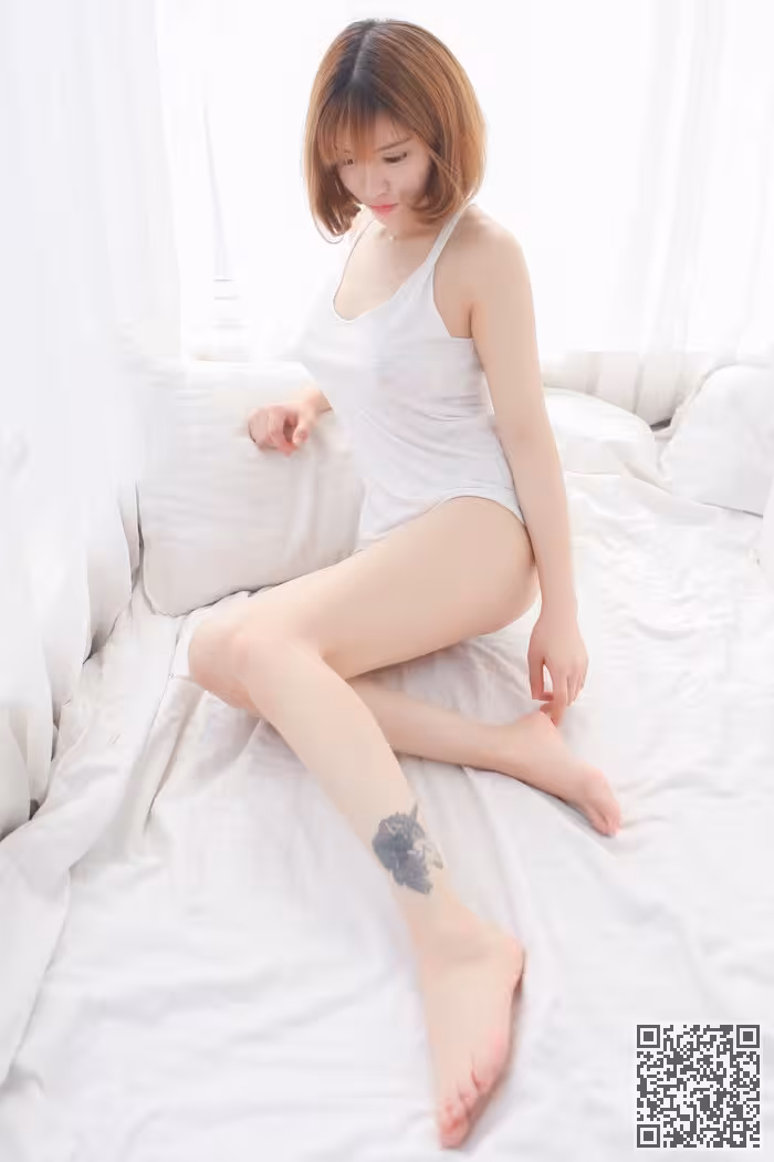 尤物娇萌萌浴室半裸手遮美乳很吸睛