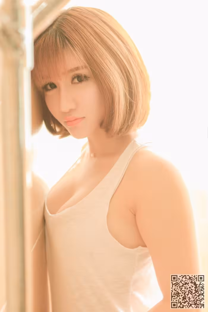 尤物娇萌萌浴室半裸手遮美乳很吸睛