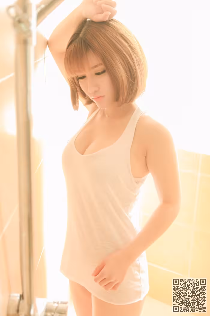 尤物娇萌萌浴室半裸手遮美乳很吸睛