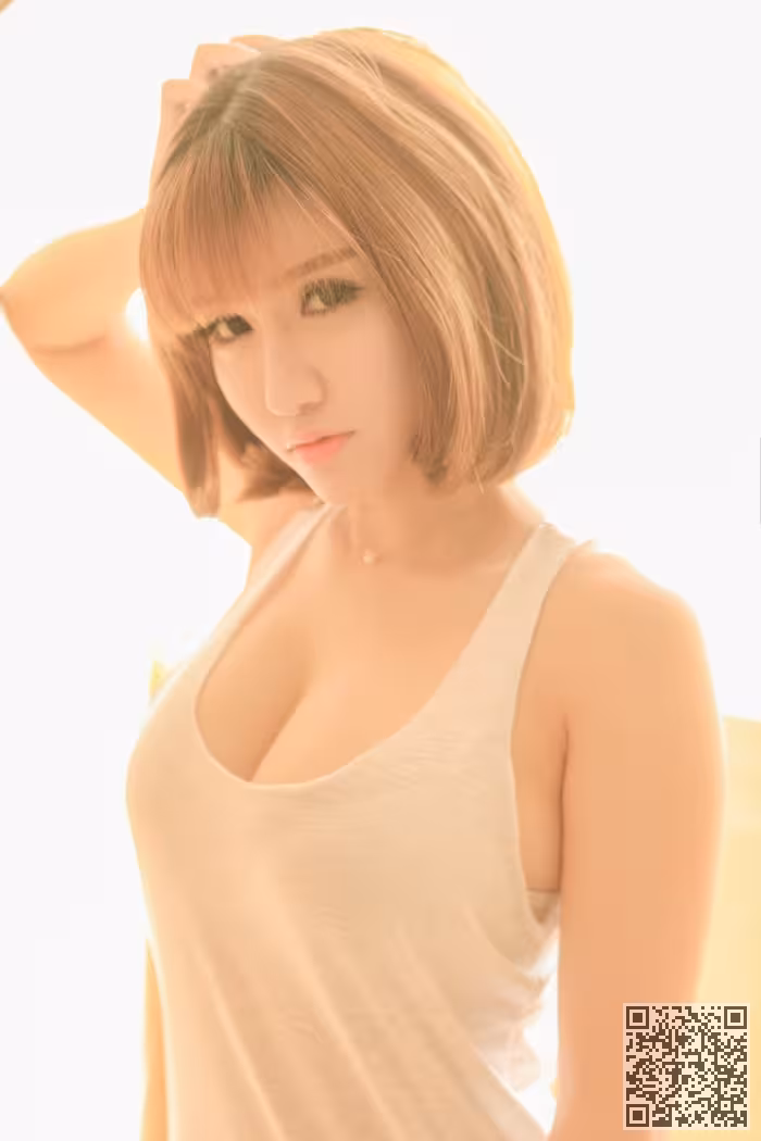 尤物娇萌萌浴室半裸手遮美乳很吸睛