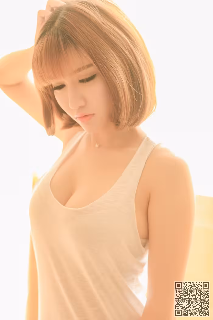 尤物娇萌萌浴室半裸手遮美乳很吸睛