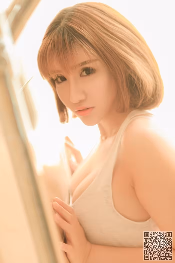 尤物娇萌萌浴室半裸手遮美乳很吸睛