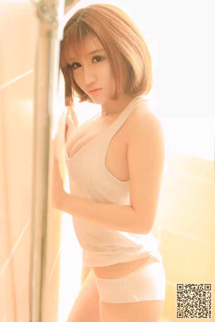 尤物娇萌萌浴室半裸手遮美乳很吸睛