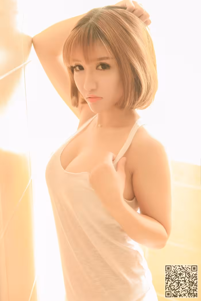 尤物娇萌萌浴室半裸手遮美乳很吸睛