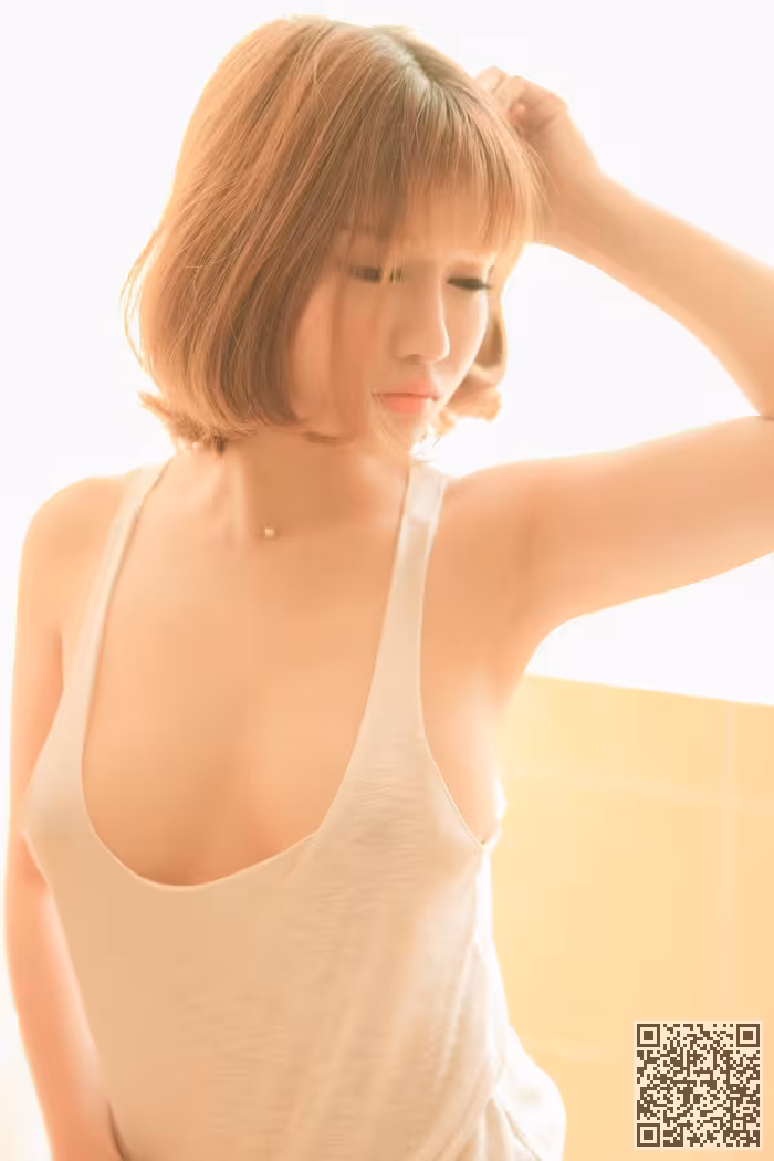 尤物娇萌萌浴室半裸手遮美乳很吸睛