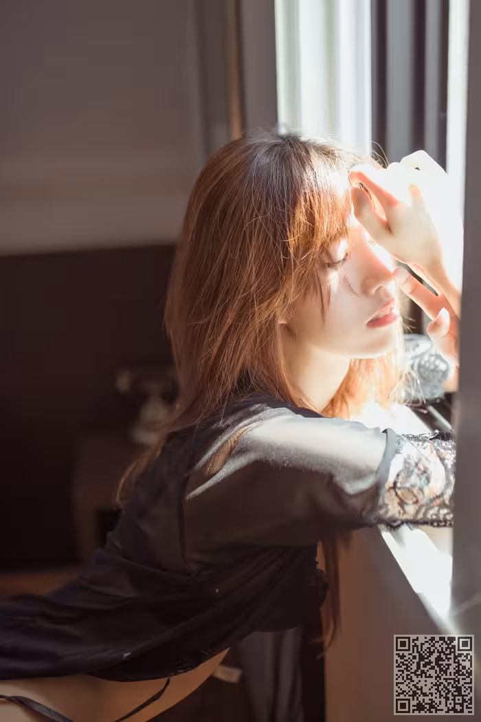 气质女郎kbora性感内衣眼神迷离动人