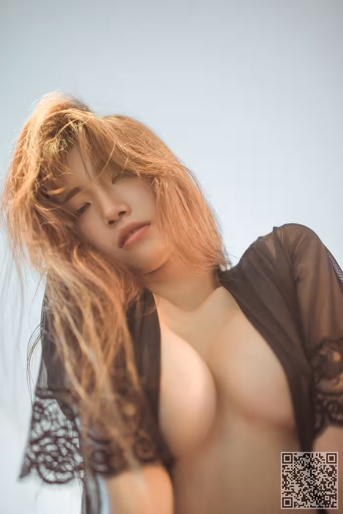 气质女郎kbora性感内衣眼神迷离动人
