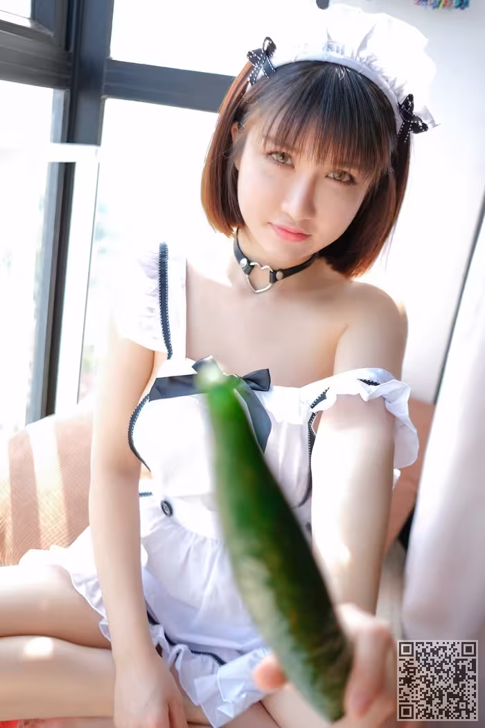 绝色尤物白丝女仆装上演制服诱惑
