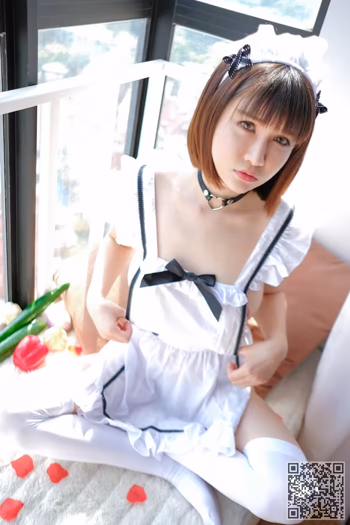 绝色尤物白丝女仆装上演制服诱惑