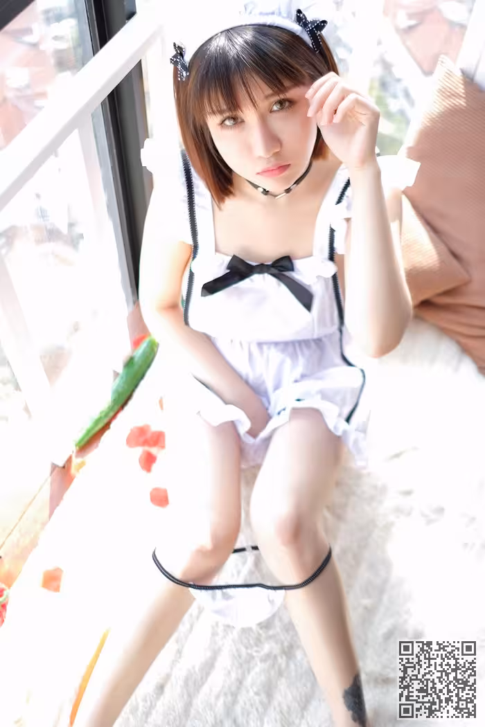 绝色尤物白丝女仆装上演制服诱惑