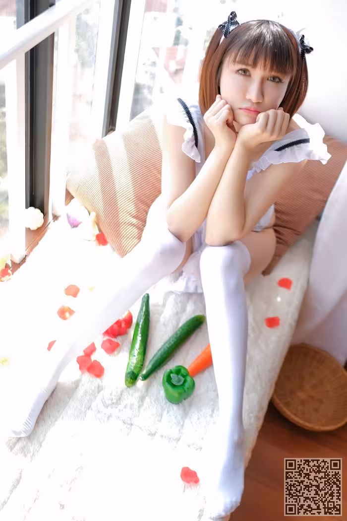 绝色尤物白丝女仆装上演制服诱惑