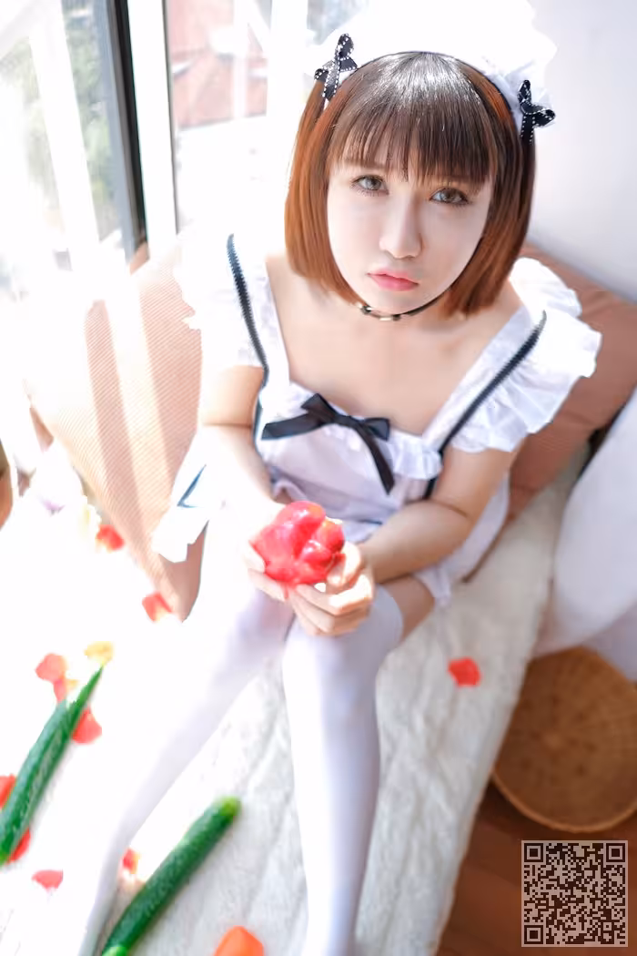 绝色尤物白丝女仆装上演制服诱惑