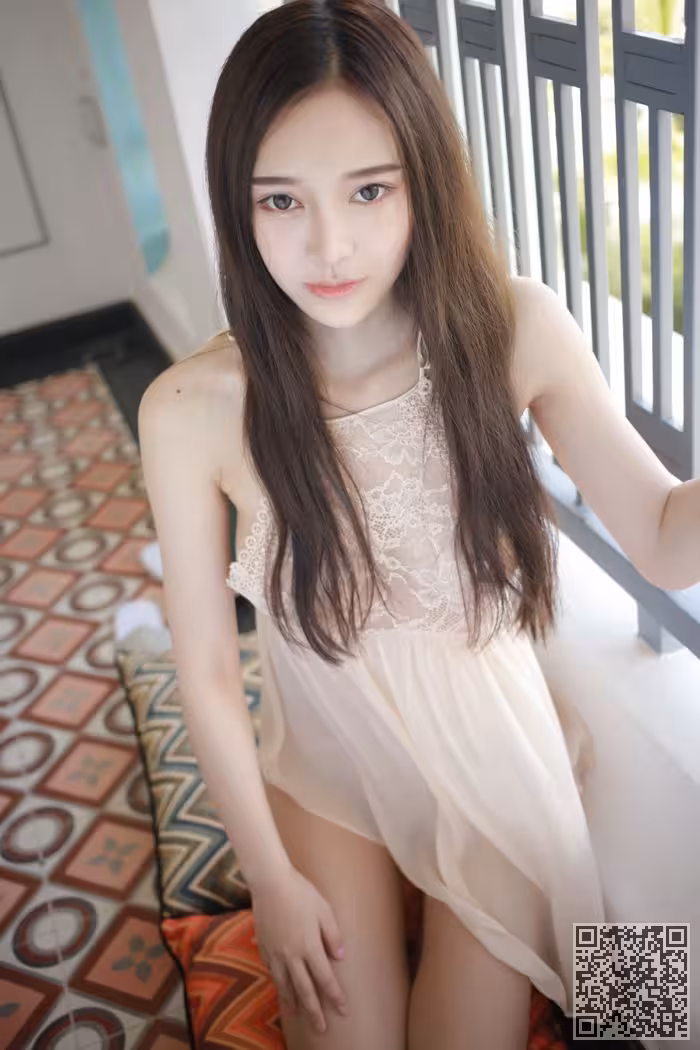 模范女神唐琪儿透视短裙美乳依稀可见