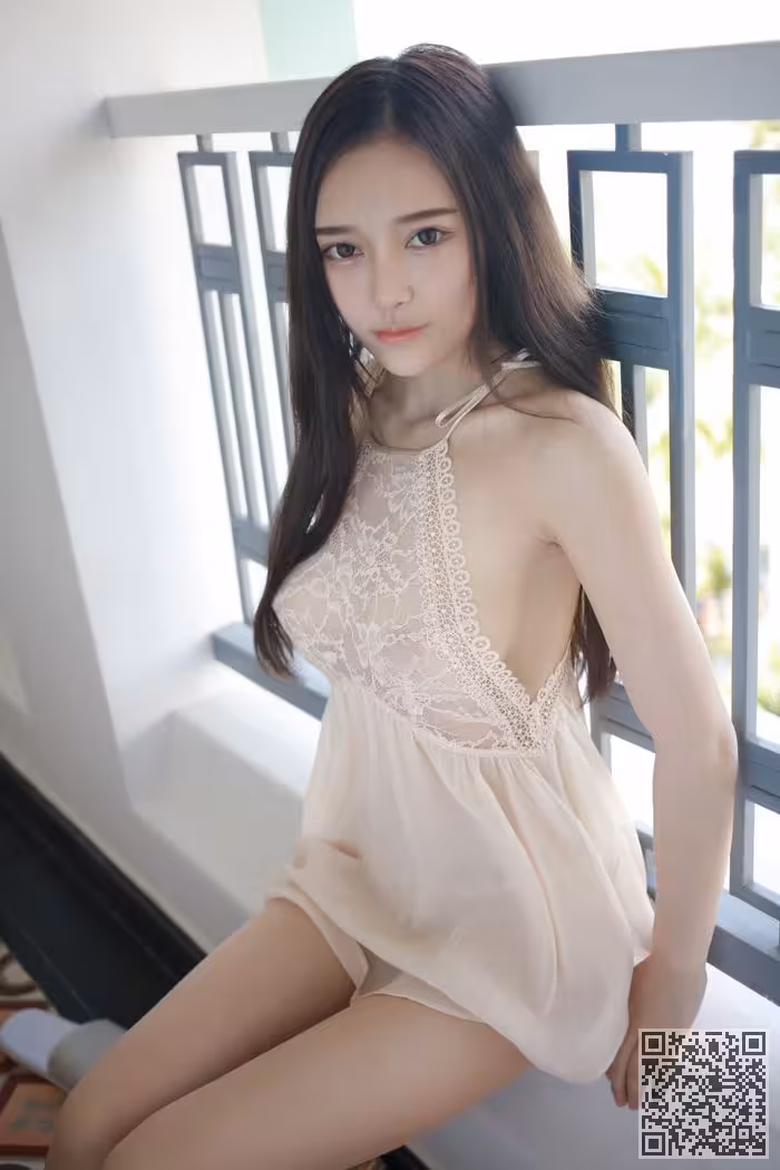 模范女神唐琪儿透视短裙美乳依稀可见