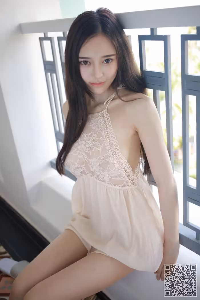 模范女神唐琪儿透视短裙美乳依稀可见