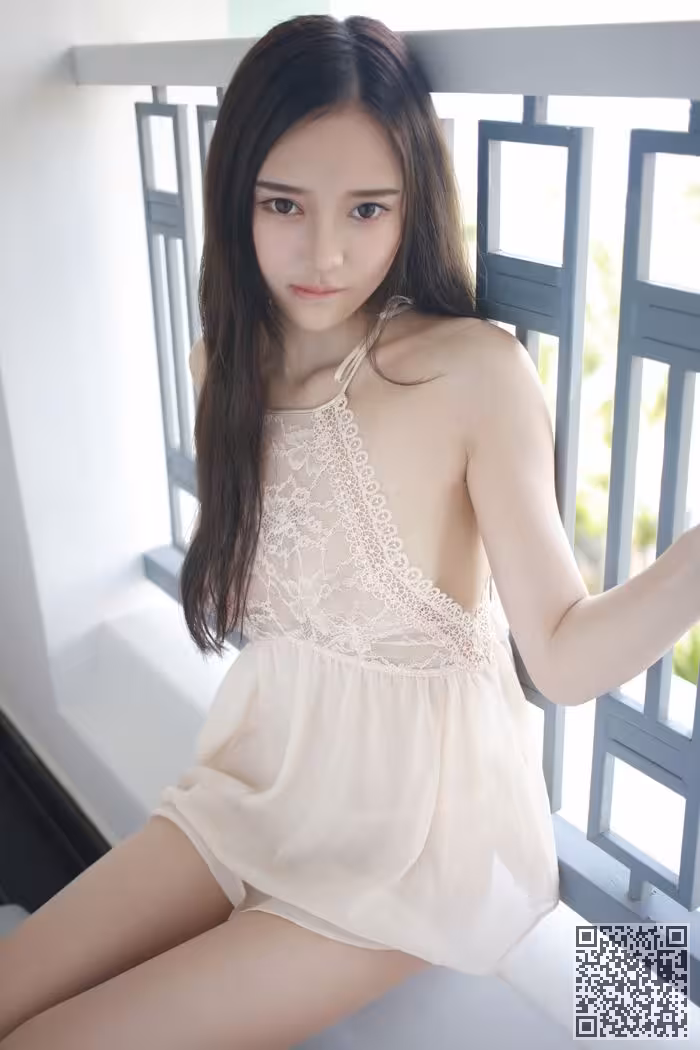 模范女神唐琪儿透视短裙美乳依稀可见