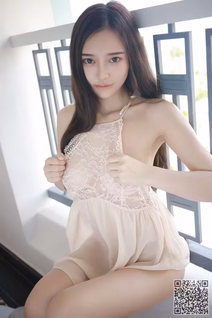 模范女神唐琪儿透视短裙美乳依稀可见