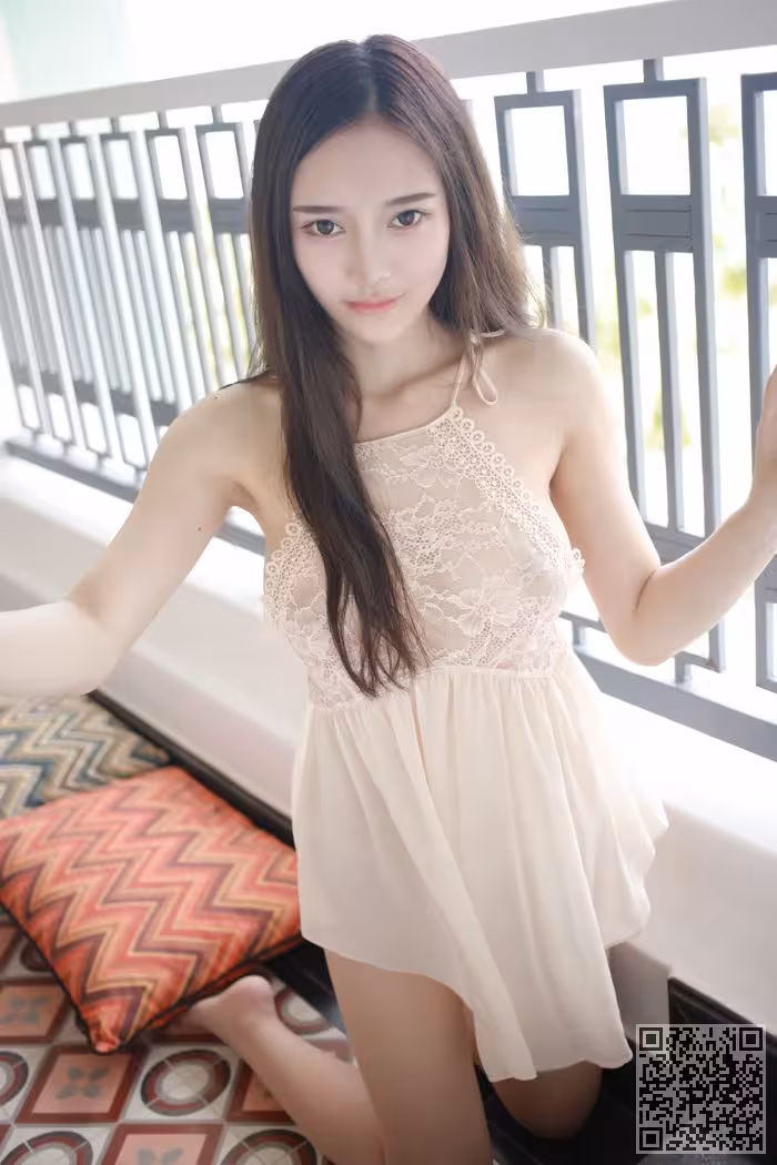 模范女神唐琪儿透视短裙美乳依稀可见