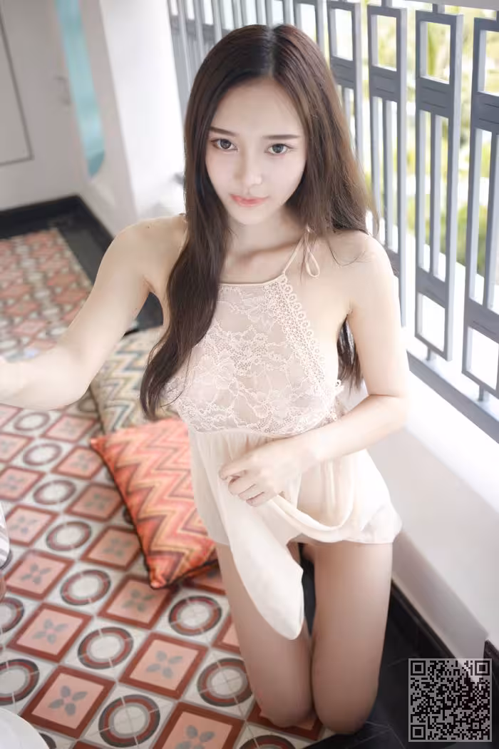 模范女神唐琪儿透视短裙美乳依稀可见