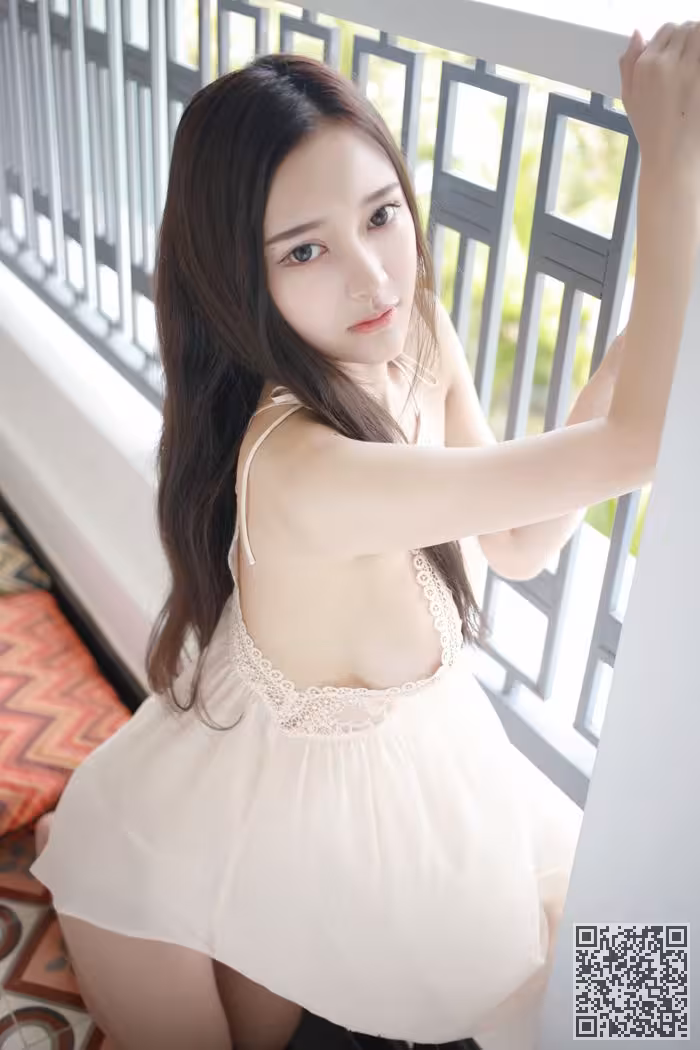 模范女神唐琪儿透视短裙美乳依稀可见
