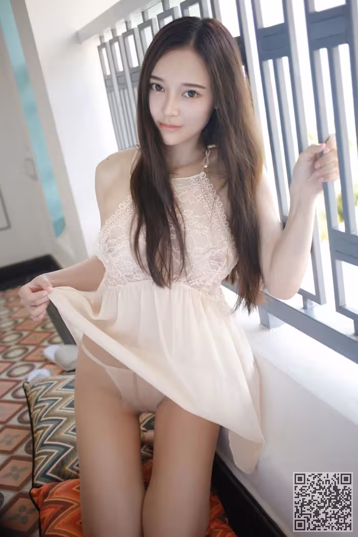 模范女神唐琪儿透视短裙美乳依稀可见