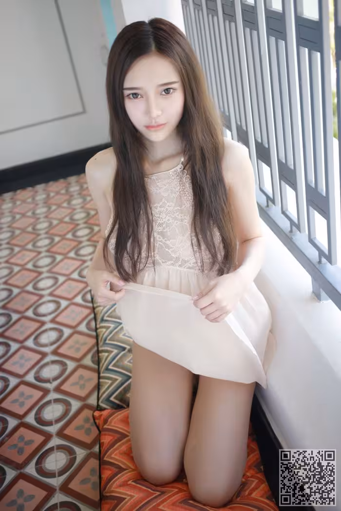 模范女神唐琪儿透视短裙美乳依稀可见