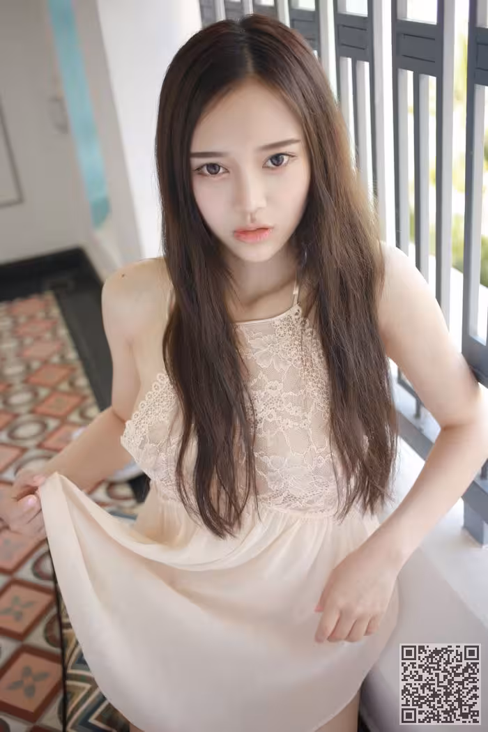 模范女神唐琪儿透视短裙美乳依稀可见