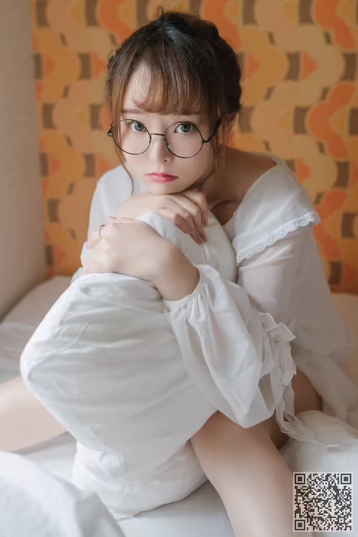 童颜、巨乳、柳侑绮