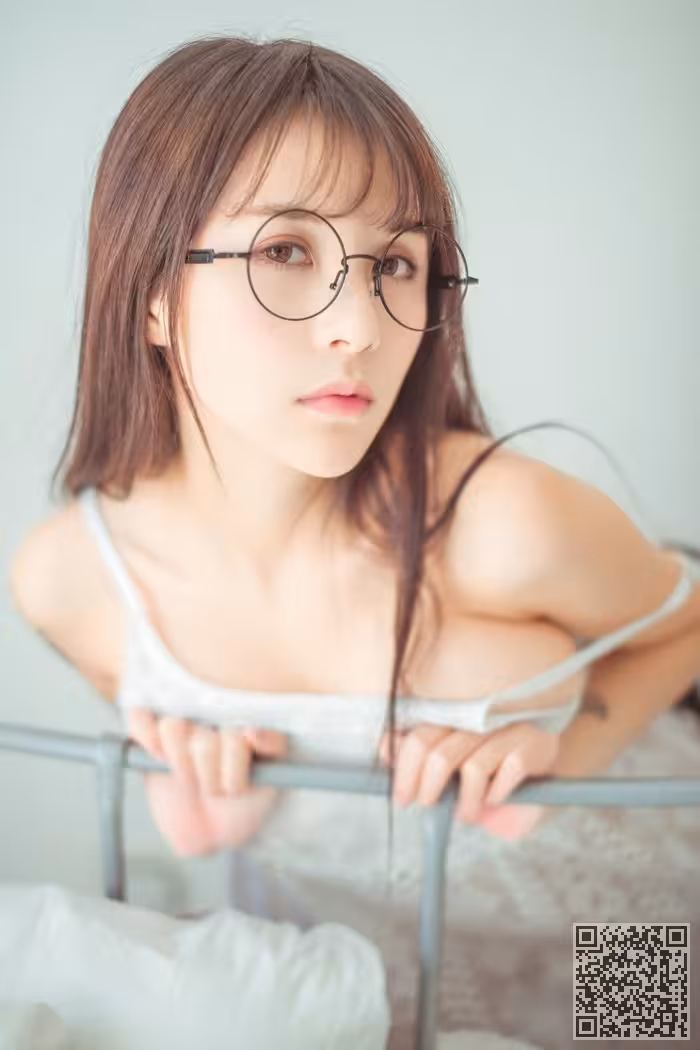 女神夏美酱比基尼包不住诱人美胸
