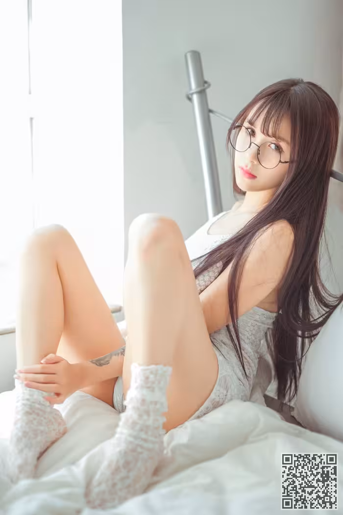 女神夏美酱比基尼包不住诱人美胸