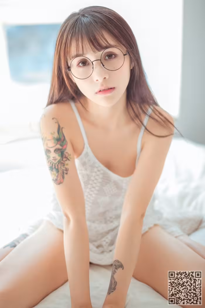 女神夏美酱比基尼包不住诱人美胸