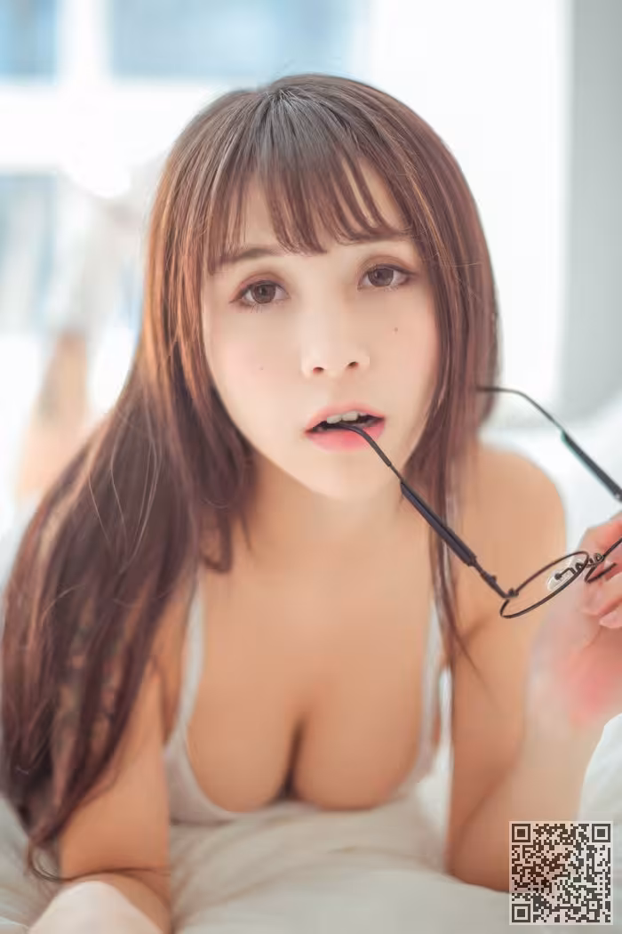 女神夏美酱比基尼包不住诱人美胸