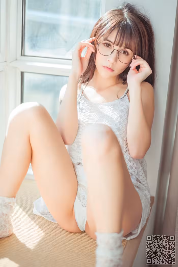 女神夏美酱比基尼包不住诱人美胸