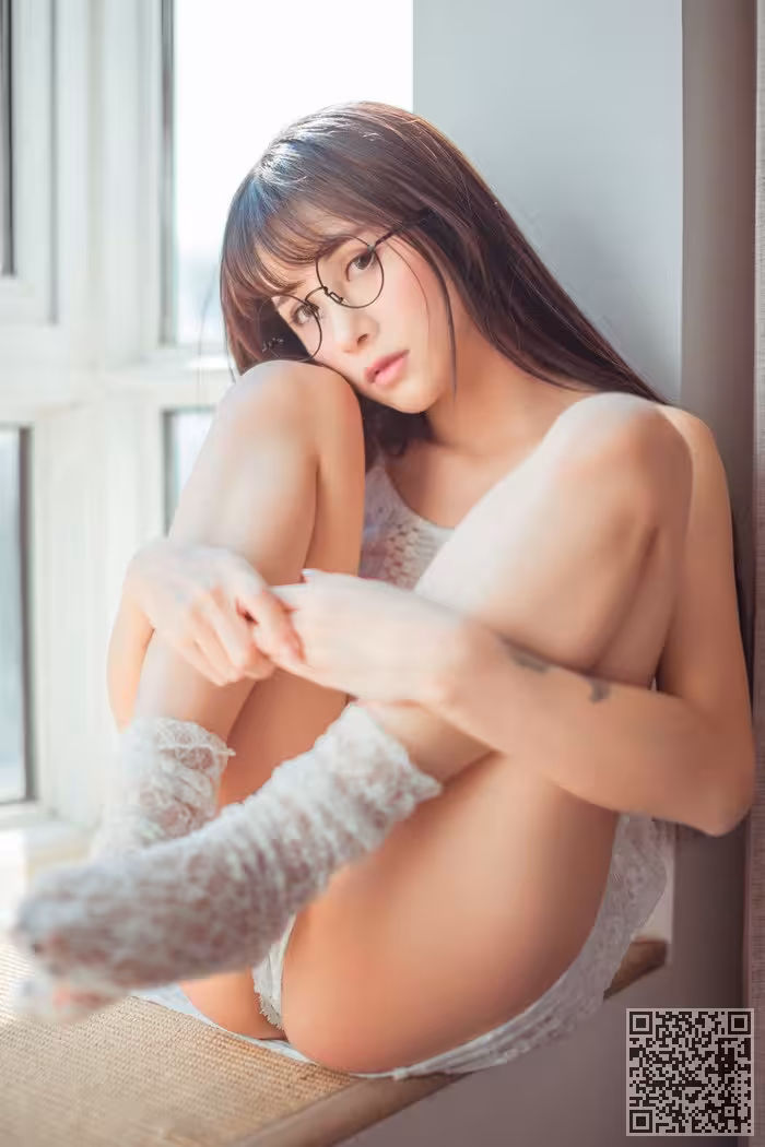 女神夏美酱比基尼包不住诱人美胸