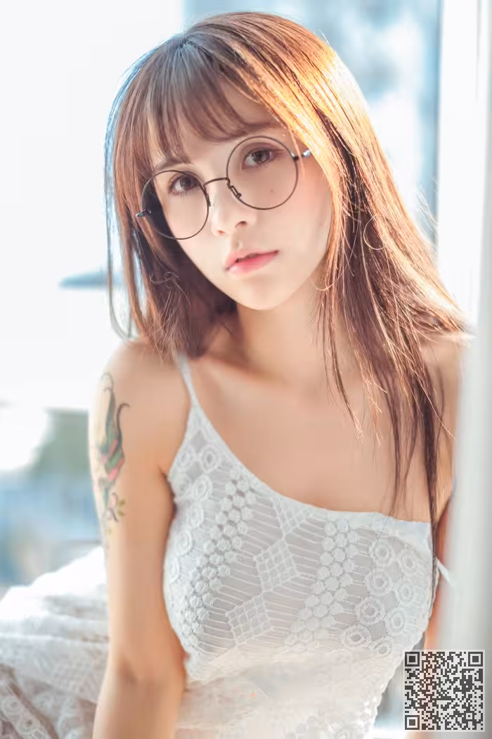 女神夏美酱比基尼包不住诱人美胸
