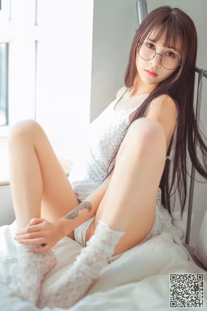 女神夏美酱比基尼包不住诱人美胸