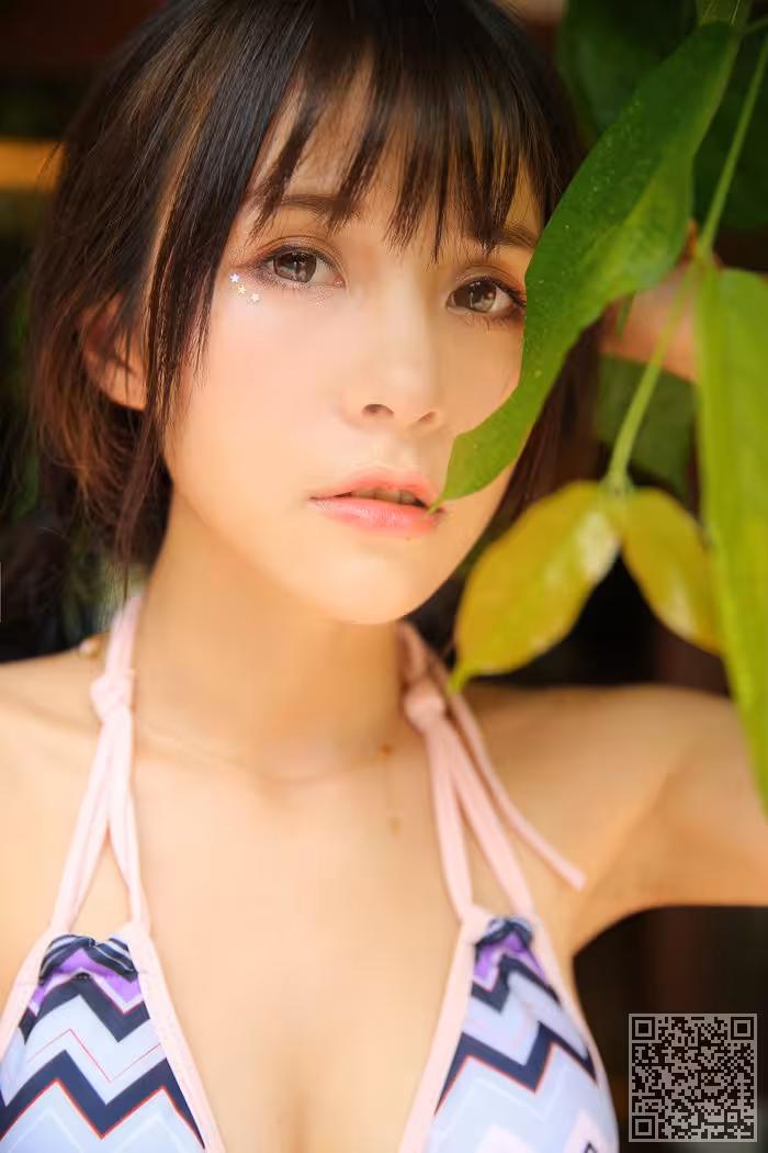 女神夏美酱比基尼包不住诱人美胸
