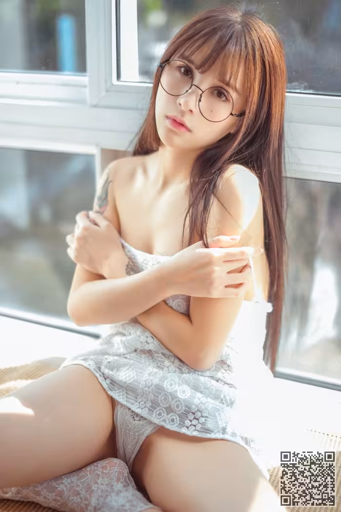 女神夏美酱比基尼包不住诱人美胸