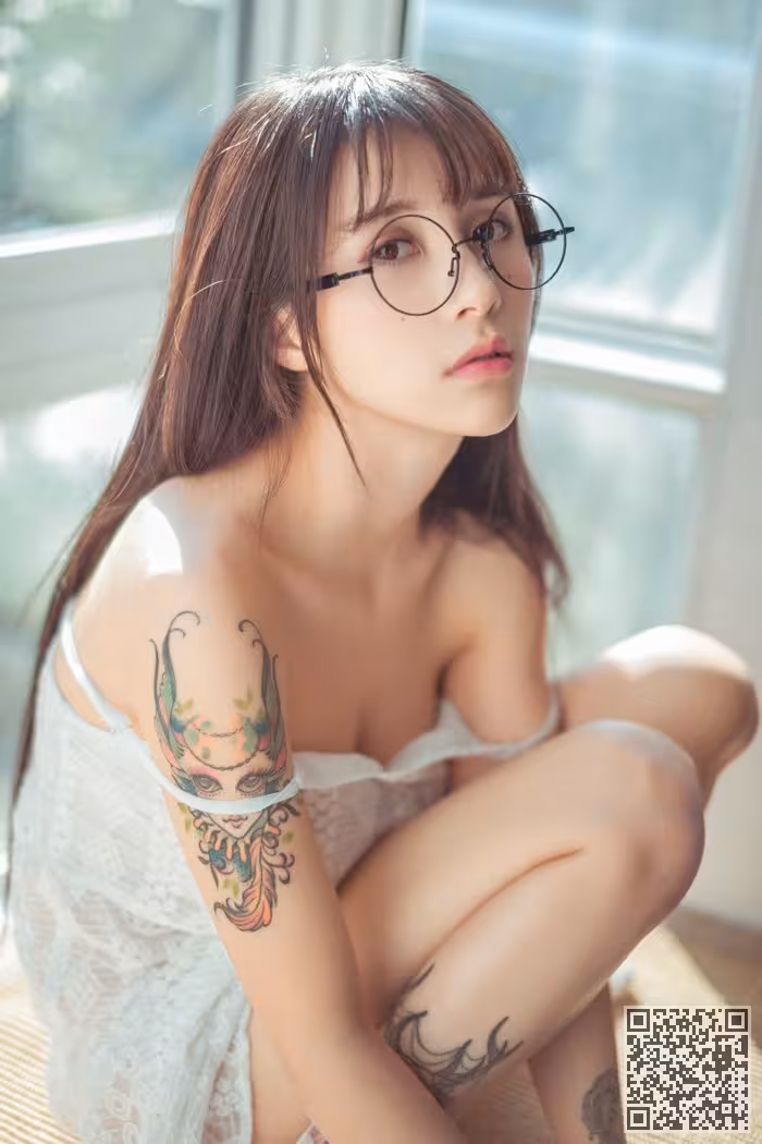 女神夏美酱比基尼包不住诱人美胸