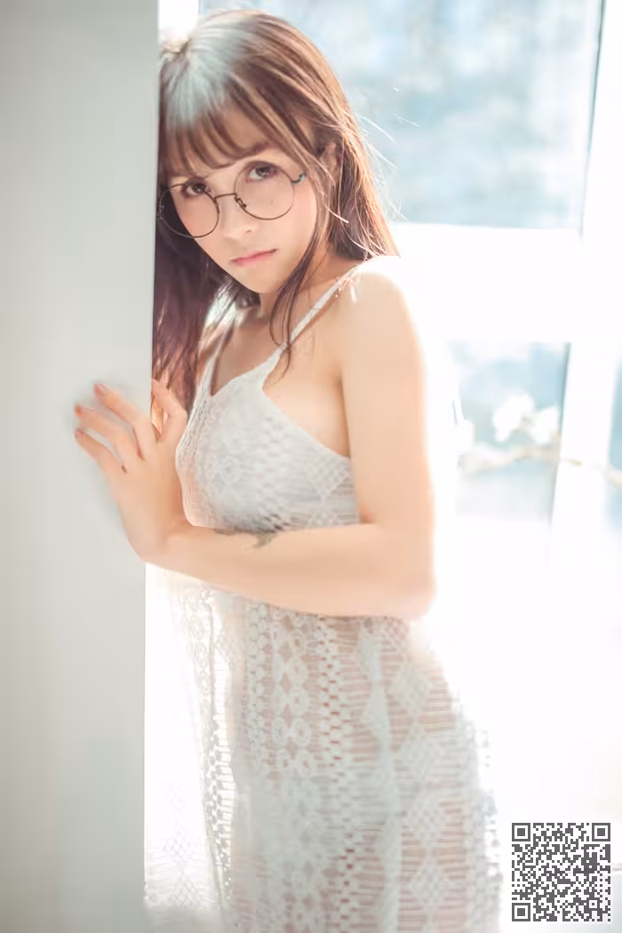女神夏美酱比基尼包不住诱人美胸