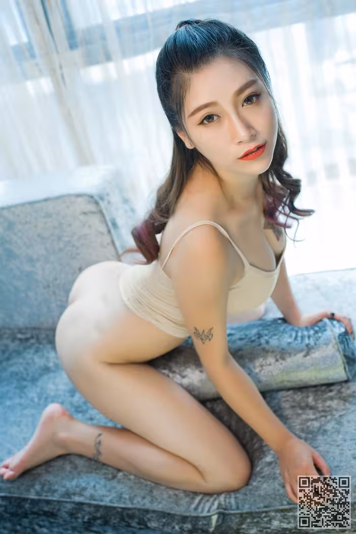 御姐杜花花蕾丝比基尼爆乳呼之欲出