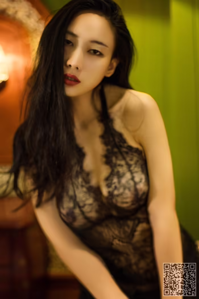 性感美女、全裸、欲火