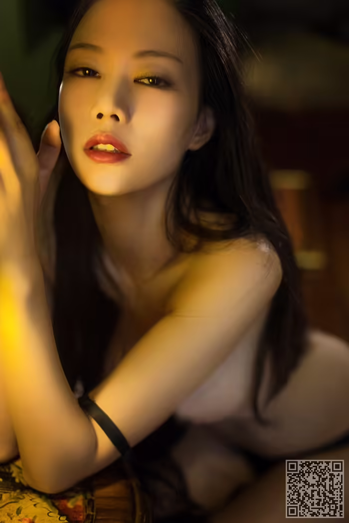 性感美女、全裸、欲火