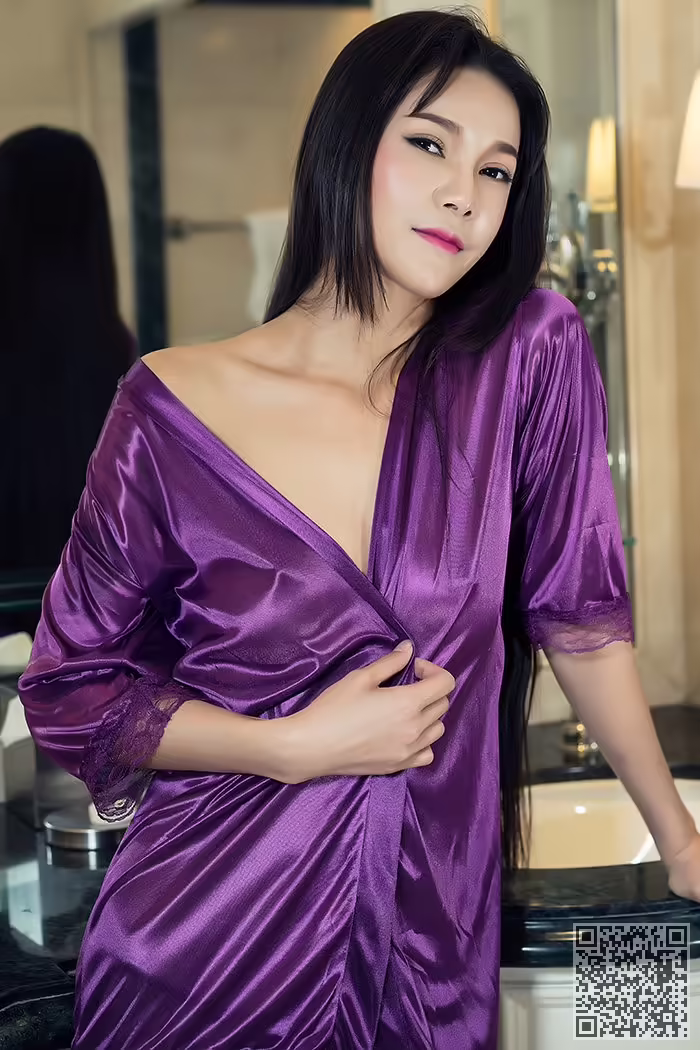 美女、刘雨露、湿身