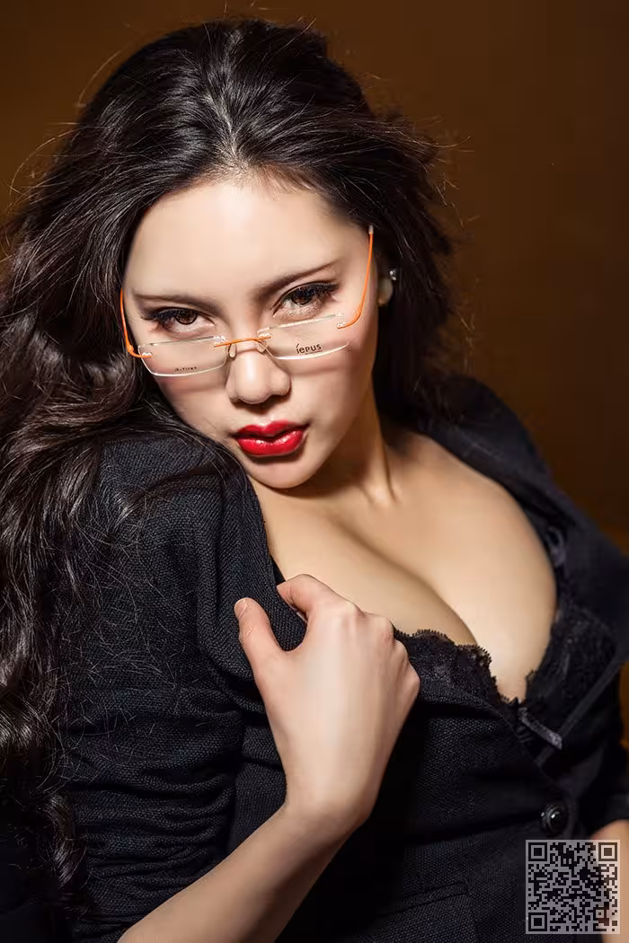 美艳少妇米娅蕾丝丁裤演制服诱惑