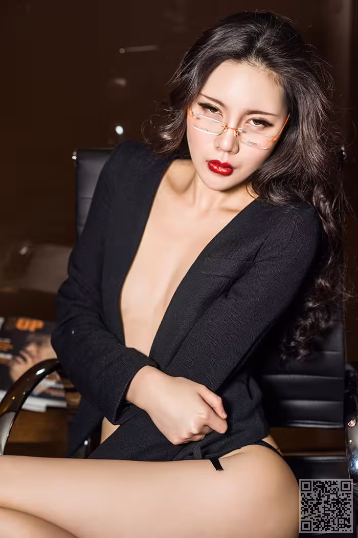 美艳少妇米娅蕾丝丁裤演制服诱惑
