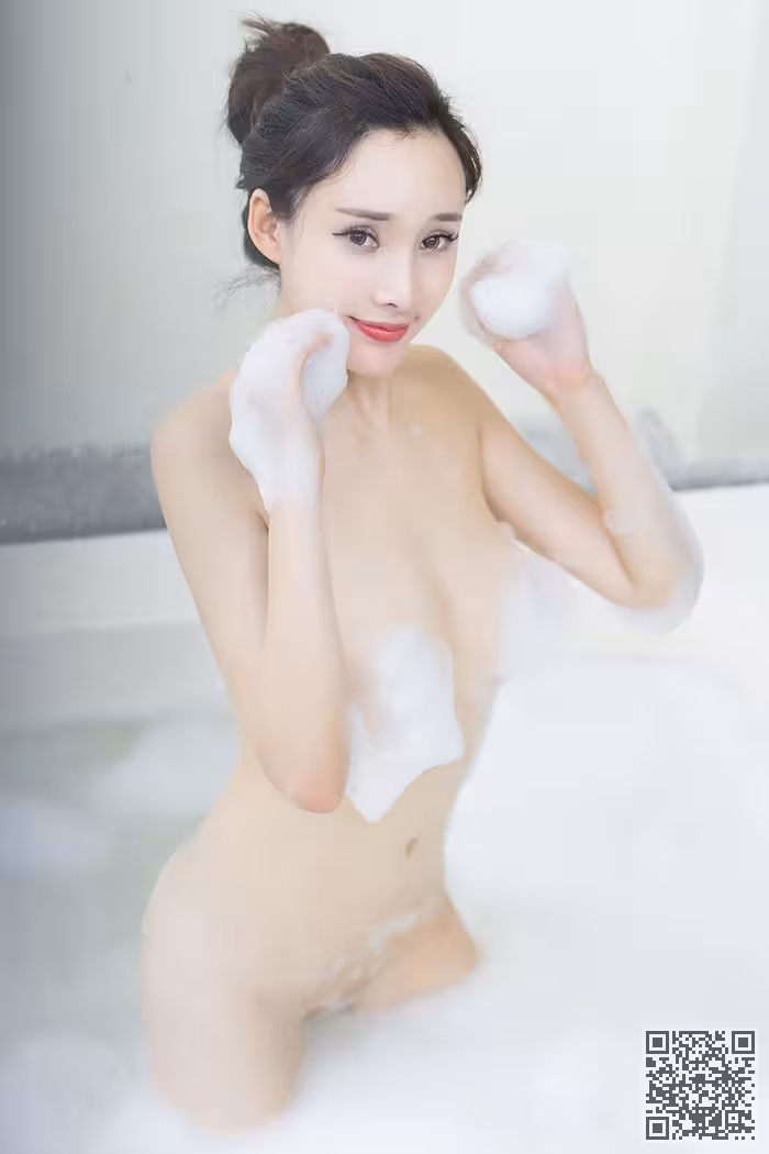 性感女神浴室湿身热辣胴体勾人魂
